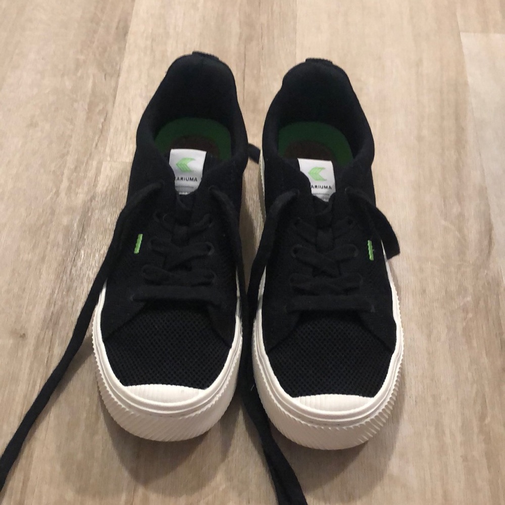 Cariuma Black Sneaker size 7.5